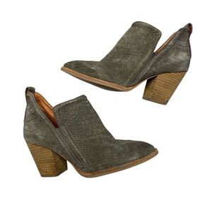 JEFFREY CAMPBELL Vanhook Snakeskin Embossed Leather Ankle Boots Taupe Size 7